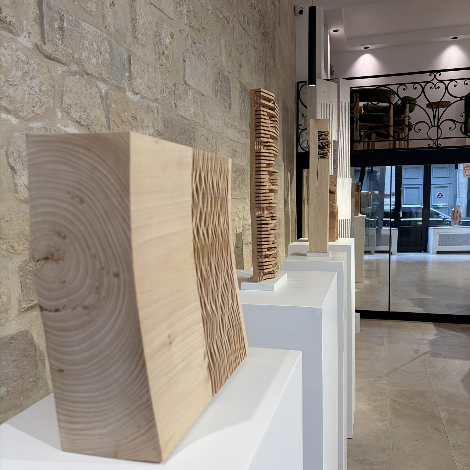 Galerie d’art rénovée à Paris, vitrine et murs blancs Galerie d’art rénovée à Paris, vitrine et murs blancs